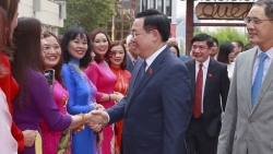 Председатель Национального Собрания Выонг Динь Хюэ провел встречу с представителями вьетнамской диаспоры в Болгарии и соседних странах