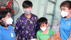 Передача сбережений Профсоюза Вьетнама детям-сиротам, потерявшим родителей из-за COVID-19
