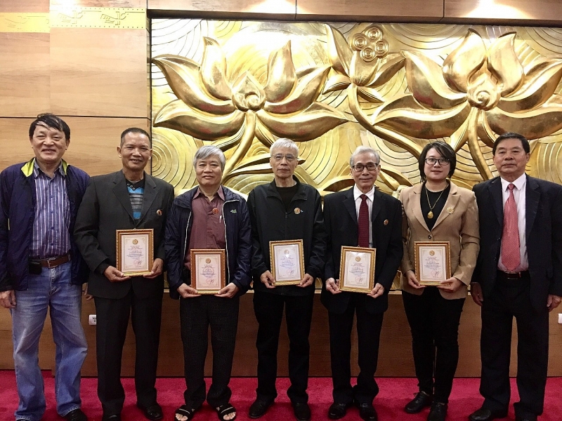Общество вьетнамско-российской дружбы вручило памятные медали переводчикам