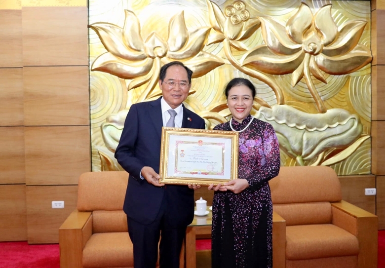 Вручение послу Южной Кореи во Вьетнаме памятной медали «За мир и дружбу между народами»