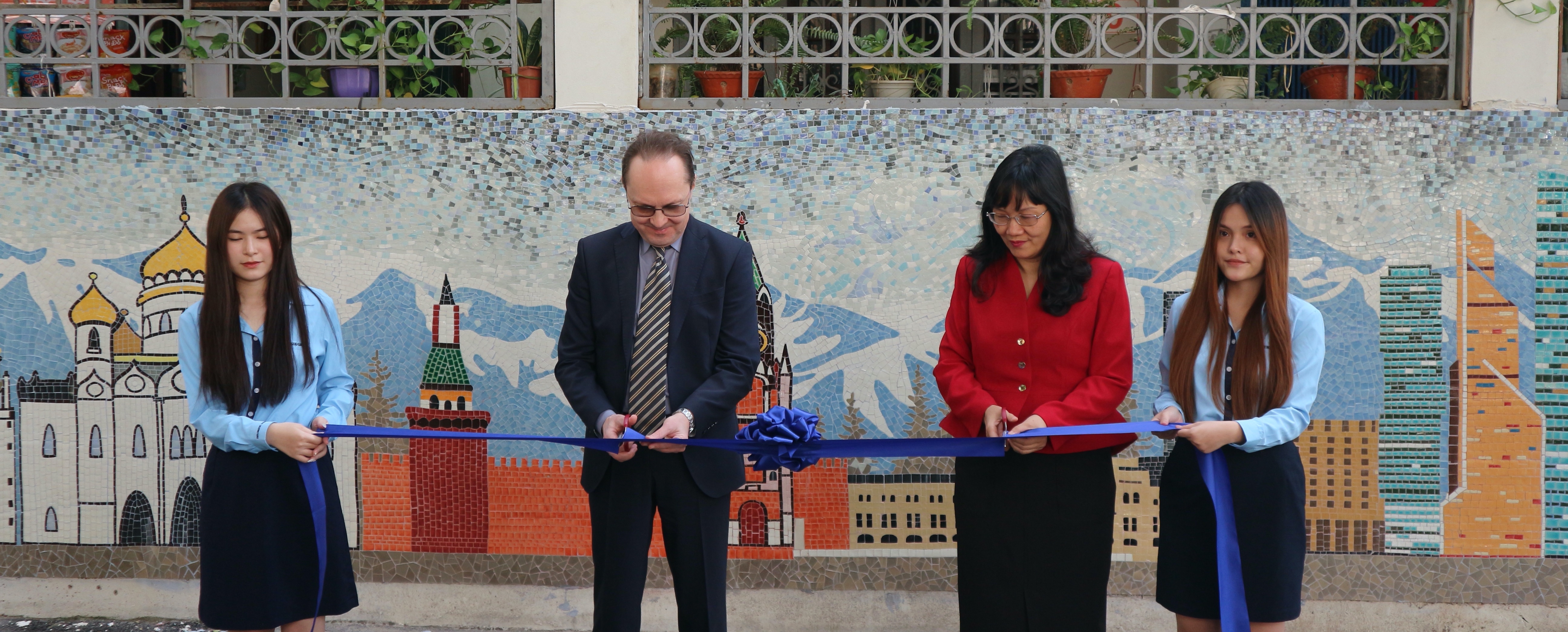 Церемония открытия российской керамической стены во Вьетнаме