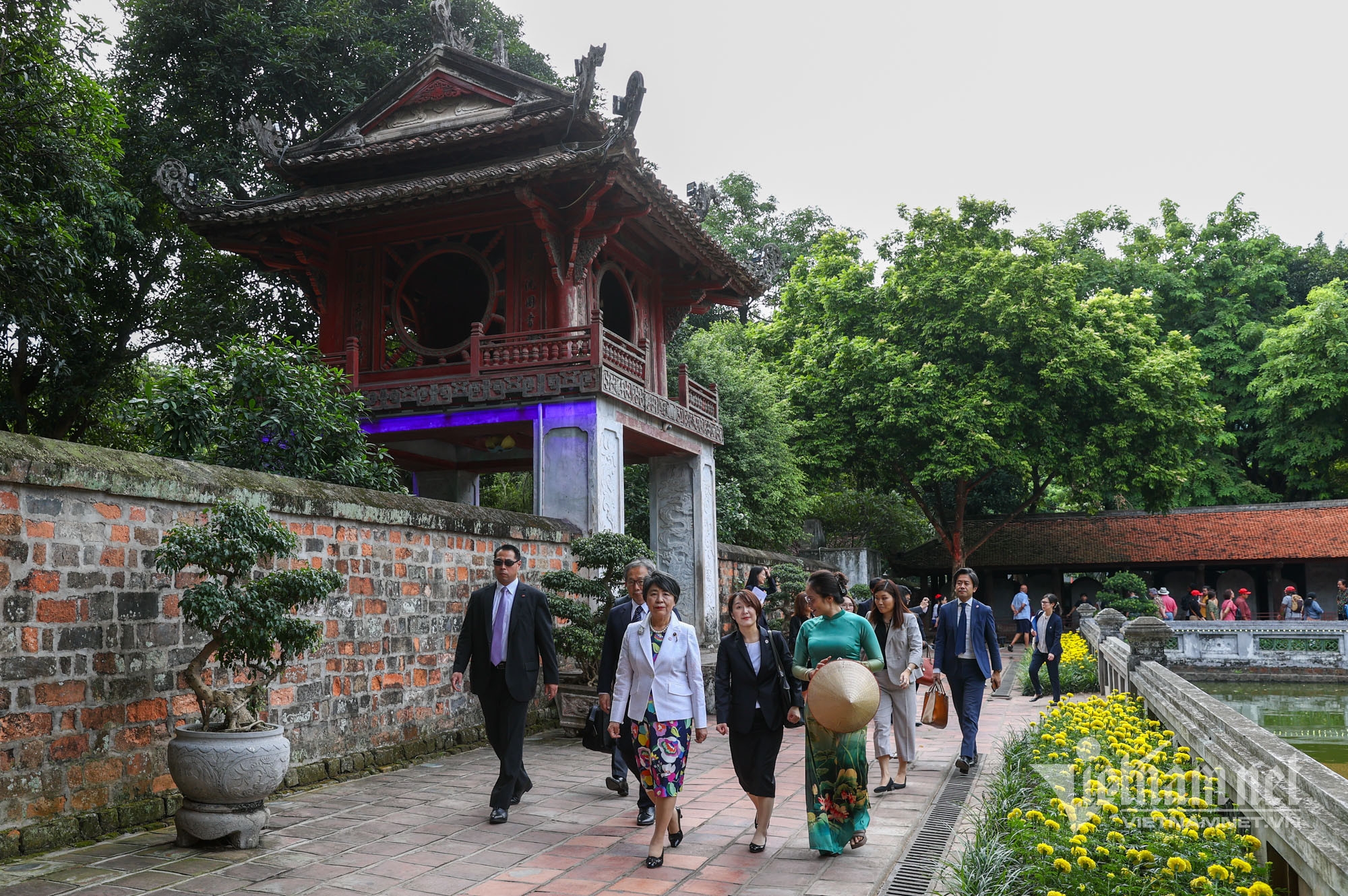 Посетив Храм литературы, глава МИД Японии восхитилась культурой и образованием Вьетнама