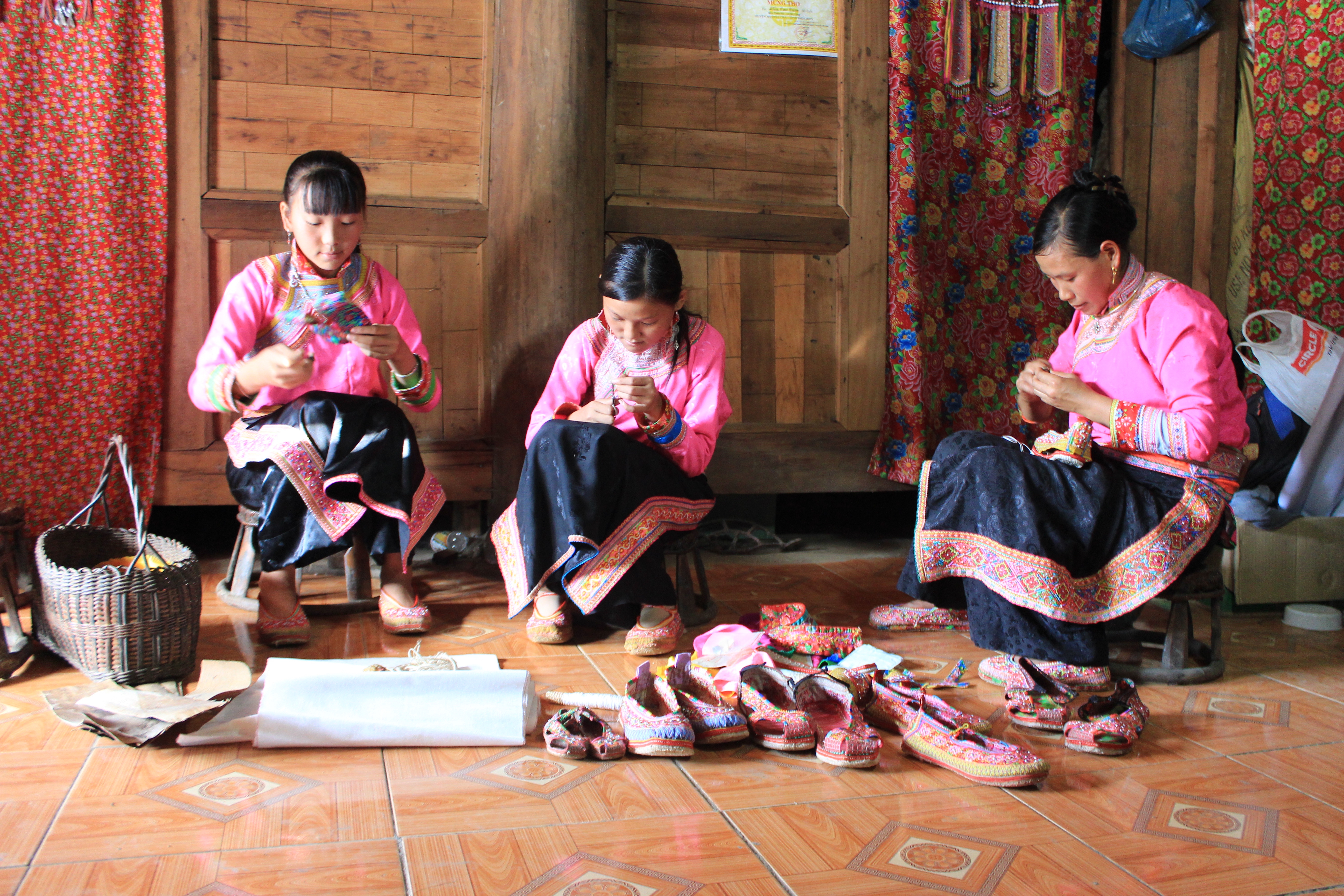 Обувная вышивка народности Сафанг в провинции Дьенбьен – уникальный объект нематериального культурного наследия