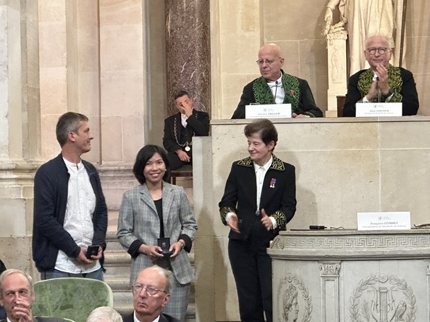 Двум вьетнамским ученым вручили награды Французской академии наукa