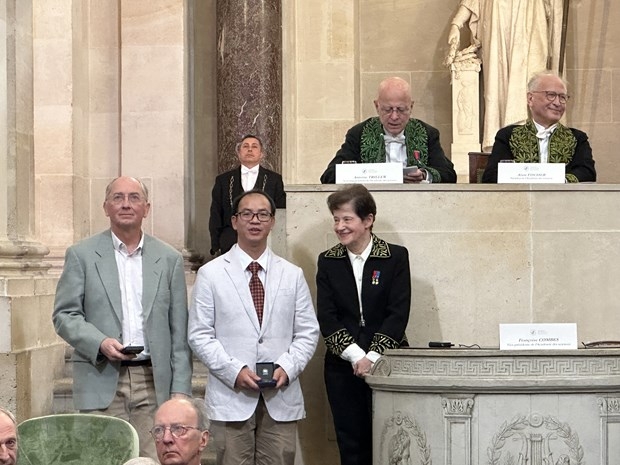 Двум вьетнамским ученым вручили награды Французской академии наукa