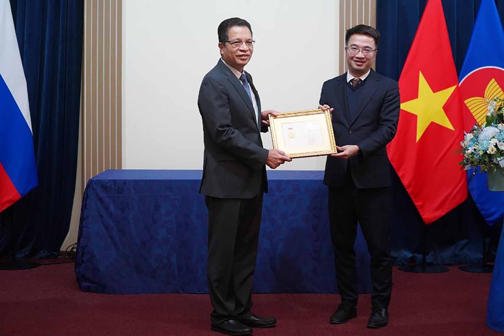 Посол Вьетнама в России награжден памятной медалью «За молодое поколение»