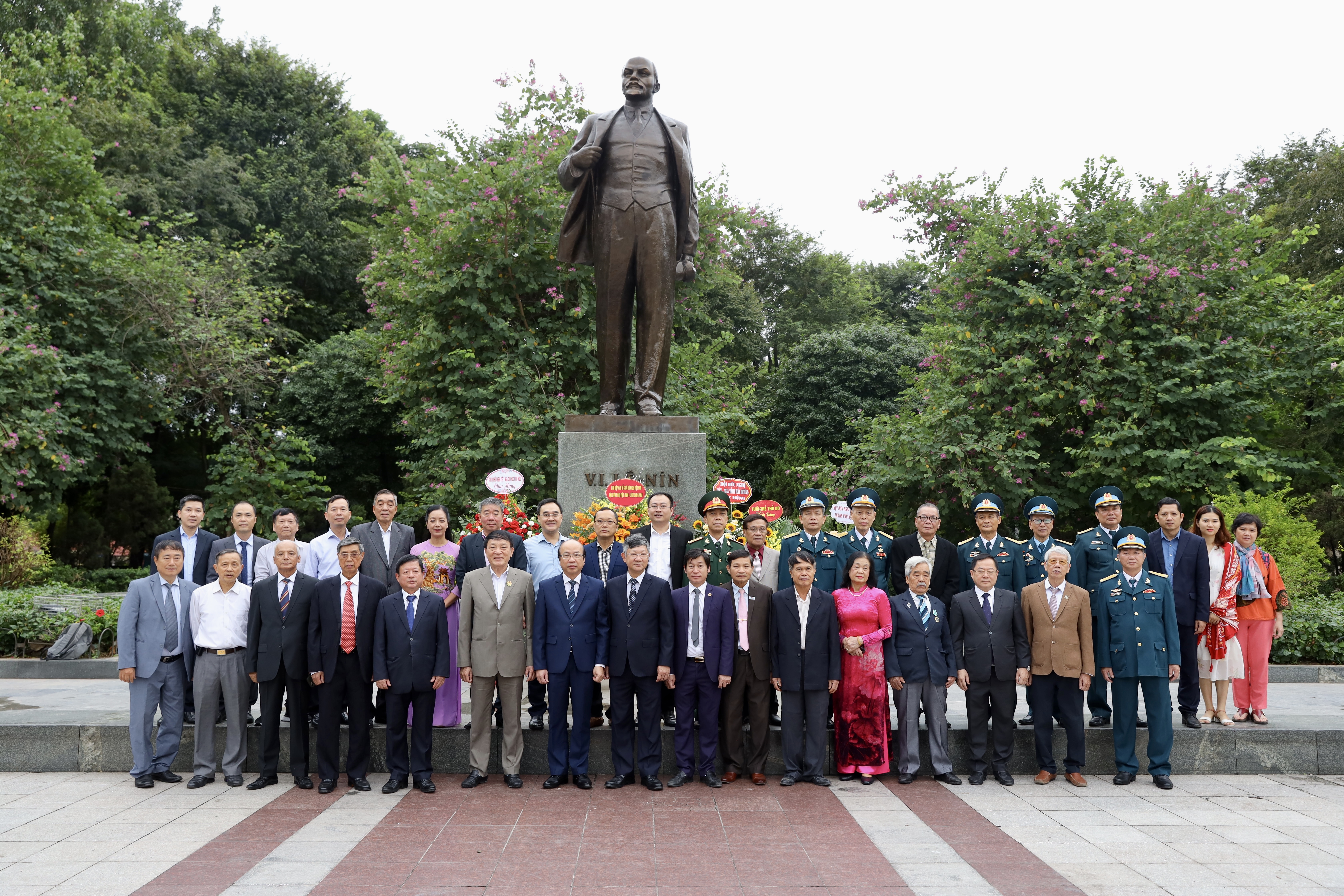Общество вьетнамско-российской дружбы возложило цветы к памятнику В.И.Ленину