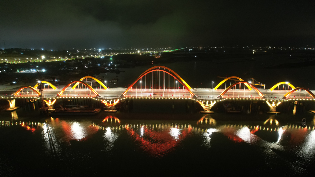 Мост любви (Куангнинь) – мост, соединяющий два берега бухты Кыалук