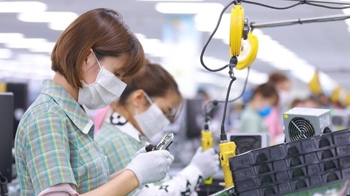 Выплата в полном объёме зарплаты и новогодней премии рабочим в конце года