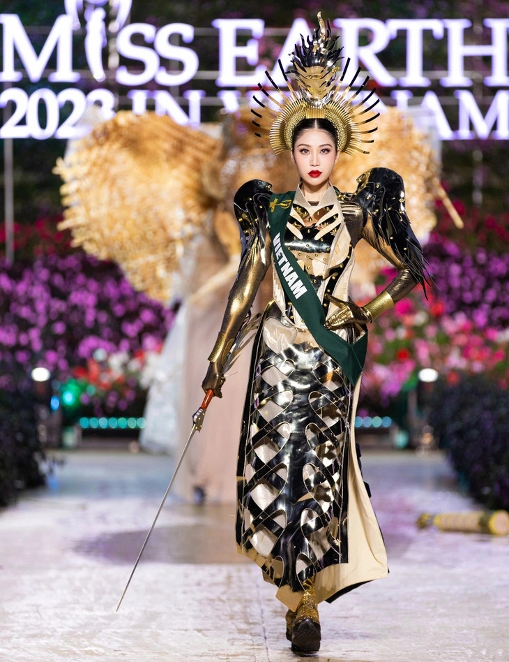 Костюм, отражающий Вьетнам, на конкурсе «Мисс Земля-2023»