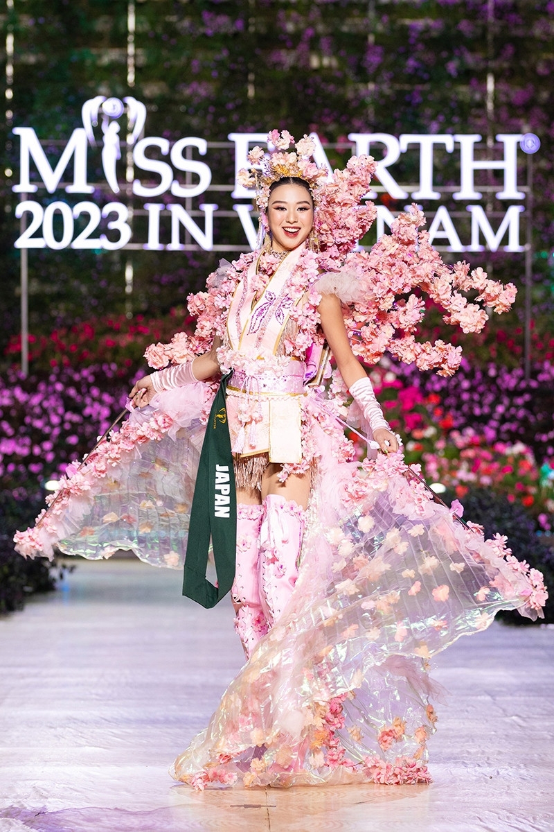 Костюм, отражающий Вьетнам, на конкурсе «Мисс Земля 2023»