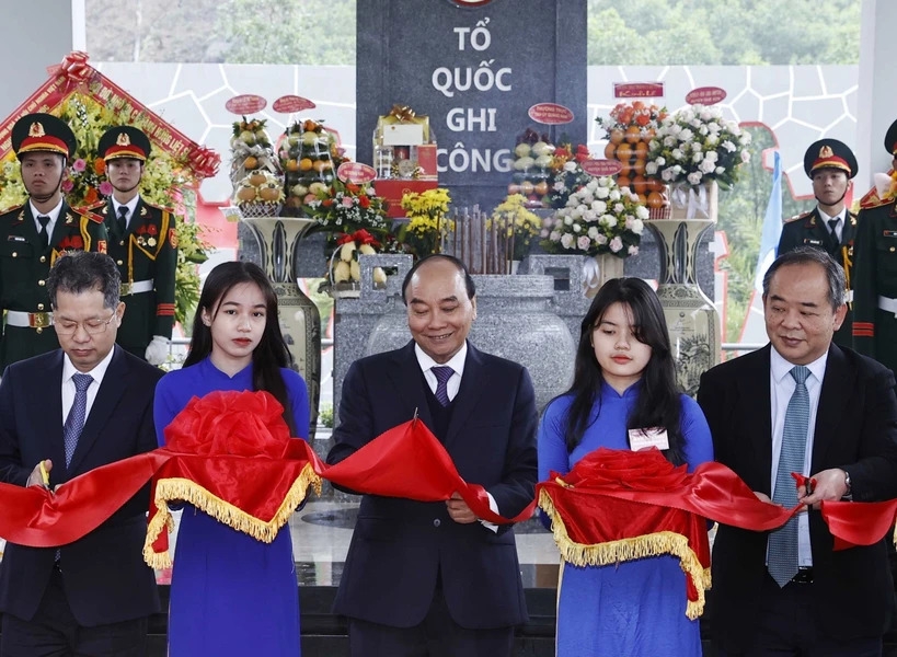Президент Нгуен Суан Фук принял участие в церемонии открытия мемориального комплекса Хонтау – Деоле
