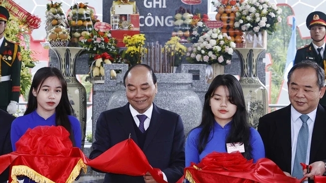 Президент Нгуен Суан Фук принял участие в церемонии открытия мемориального комплекса Хонтау – Деоле
