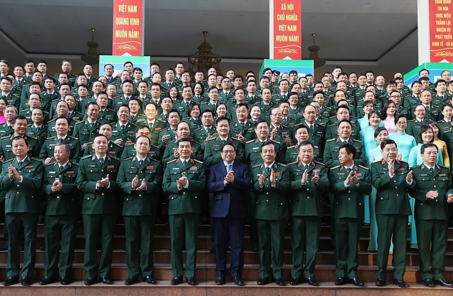 Премьер министр Фам Минь Тинь провёл рабочую встречу с командованием пограничных войск