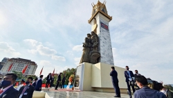 Памятник вьетнамско-камбоджийской дружбы демонстрирует тесные отношения  между двумя народами
