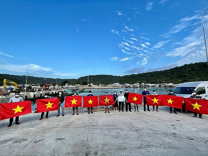 7000 национальных флагов переданы рыбакам острова Тхочу