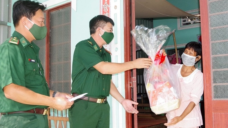 Передача подарков бедным и этническим меньшинствам в прибрежной зоне провинции Шокчанг