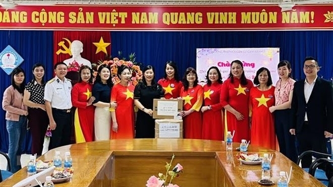 Вьетнамские эмигранты направили подарки уездному острову Чыонгша по случаю Тэта 2023 года