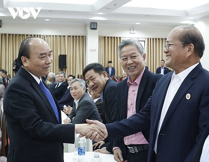 Президент Нгуен Суан Фук провел встречу с бывшими руководителями центральной части страны