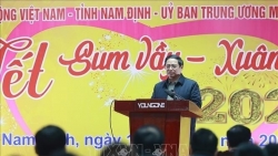 Премьер-министр Фам Минь Тинь принял участие в программе «Тэт в кругу семьи – Весна объединяет людей» в провинции Намдинь