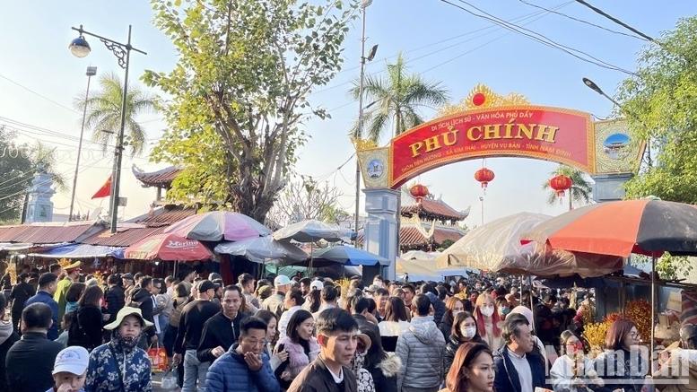 Десятки тысяч людей посещают рынок Виенг в провинции Намдинь