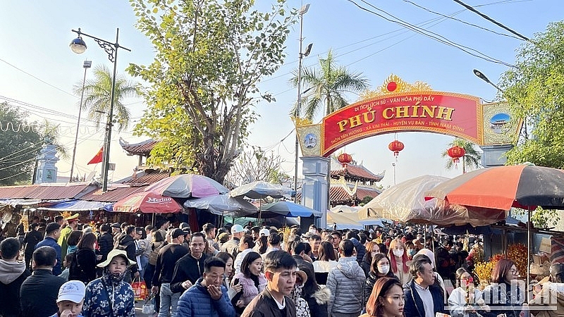 Десятки тысяч людей посещают рынок Виенг в провинции Намдинь
