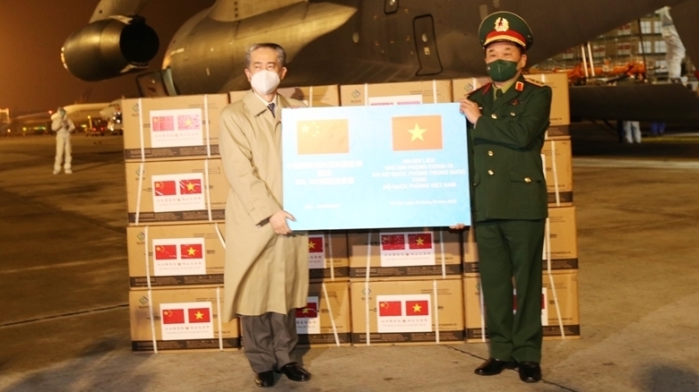 Министерство обороны Китая передало Министерству обороны Вьетнама 300 тыс. доз вакцины
