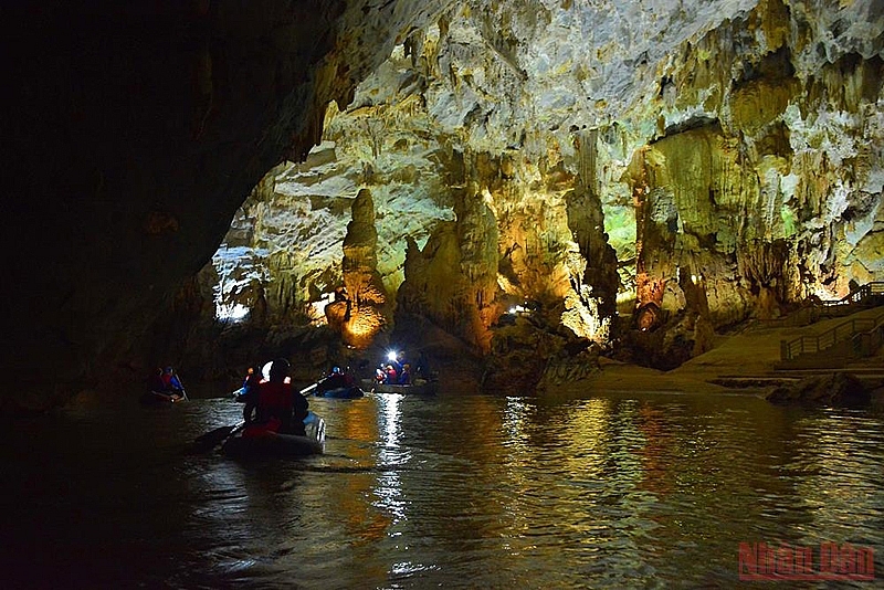 Открытие для себя таинственной глубины пещеры Фонгня на байдарке ночью