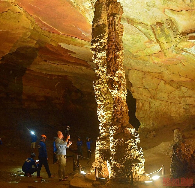 Открытие для себя таинственной глубины пещеры Фонгня на байдарке ночью