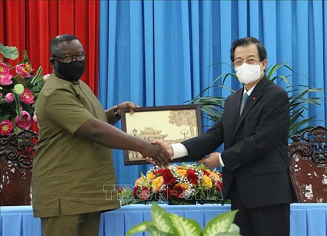 Президент Сьерра-Леоне Джулиус Маада Био посетил провинцию Анзянг