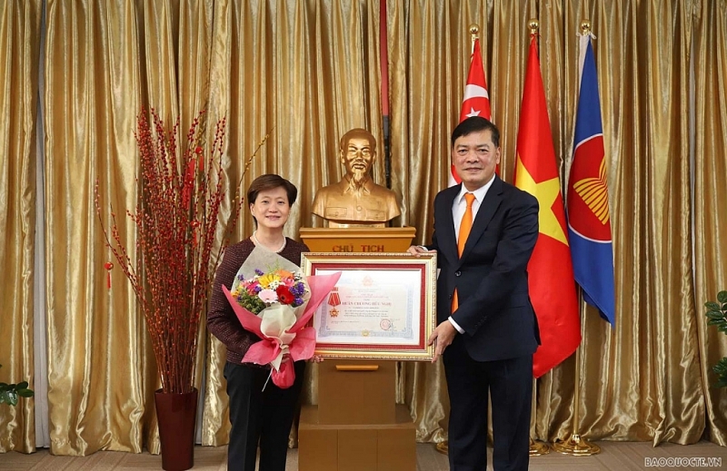Бывший посол Сингапура во Вьетнаме был награжден орденом дружбы и медалью  за мир