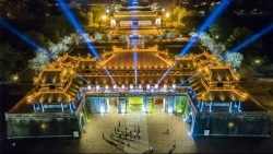 Наслаждение музыкальным представлением и едой на ночной улице Императорской цитадели в Хюэ