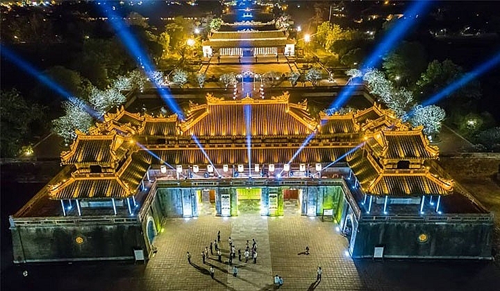 Наслаждение музыкальным представлением и едой на ночной улице Императорской цитадели в Хюэ