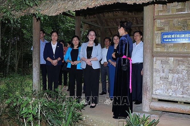 Вице-президент Во Тхи Ань Суан и рабочая делегация посетили исторический комплекс в уезде Чодон