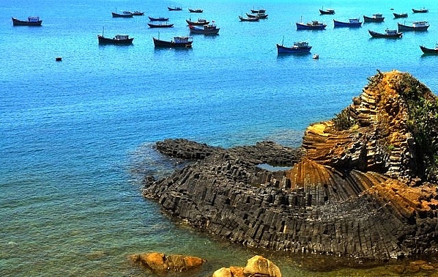 Риф Дадиа привлекает  туристов со всего мира переплетающимися базальтовыми скальными колоннами