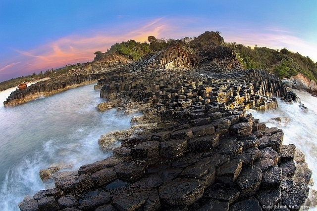 Риф Дадиа привлекает  туристов со всего мира переплетающимися базальтовыми скальными колоннами
