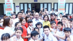 Президент Нгуен Суан Фук посетил детей с ограниченными возможностями