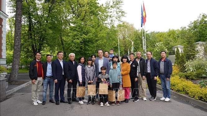 Посольство Вьетнама в РФ оказывает помощь вьетнамцам, эвакуированным из Донецка на Родину