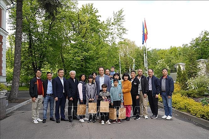 Посольство Вьетнама в РФ оказывает помощь вьетнамцам, эвакуированным из Донецка на Родину