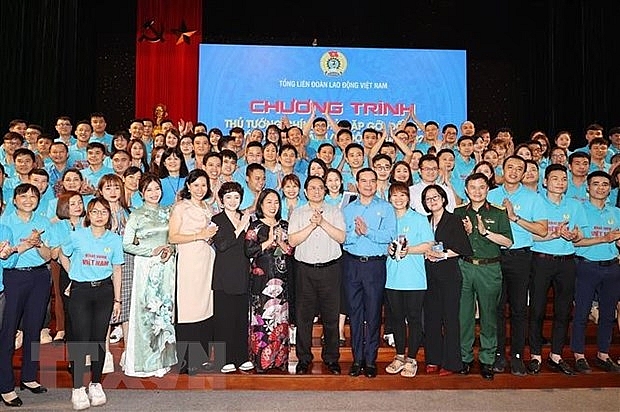 Премьер-министр Фам Минь Чинь  провел диалог с 4500 рабочими в онлайн и оффлайн форматах