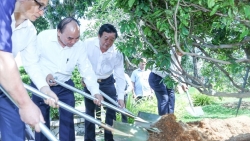 Президент Нгуен Суан Фук зажег благовония в память о покойном премьер-министре Во Ван Киет