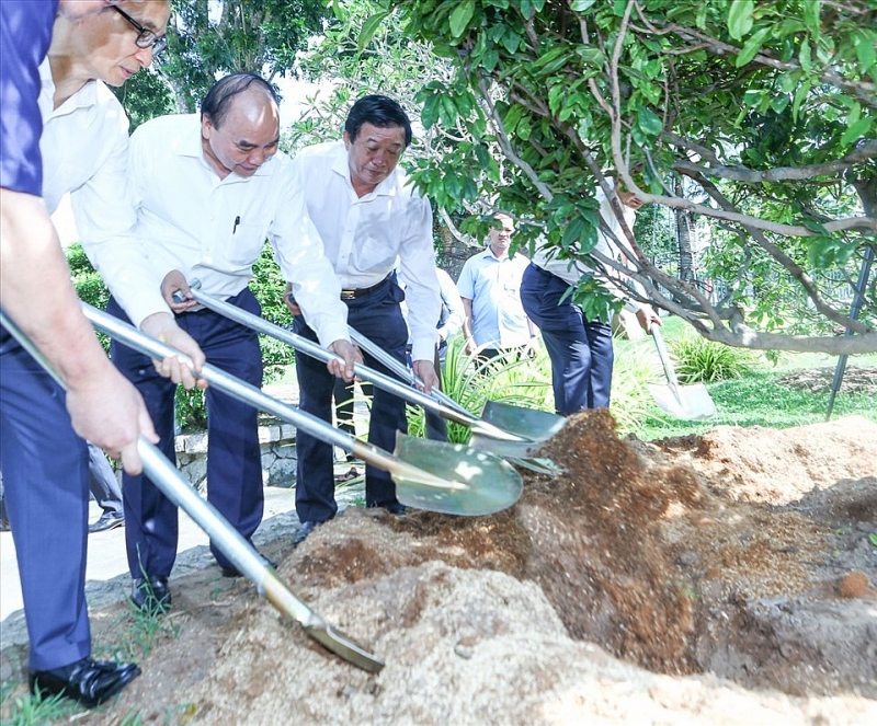 Президент Нгуен Суан Фук зажег благовония в память о покойном премьер-министре Во Ван Киет