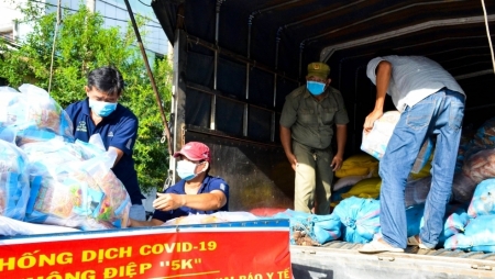 Провинция Сокчанг передала жителям г. Хошимина 40 тонн товаров и продуктов питания