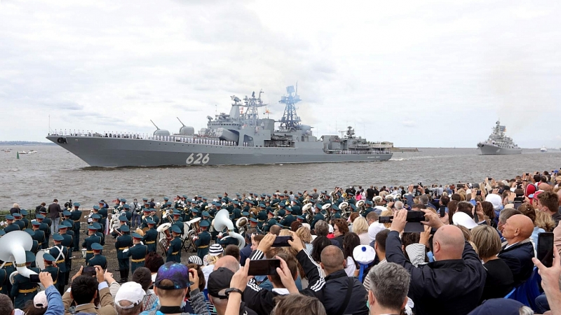 Ракетные фрегаты ВМФ Вьетнама  приняли участие в параде в честь Дня ВМФ России
