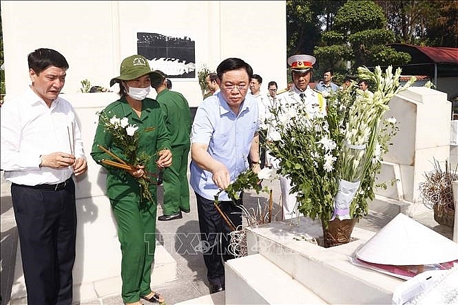 Председатель Нацсобрания Вьетнама Выонг Динь Хюэ посетил исторический комплекс «Перекрёсток Донглок»