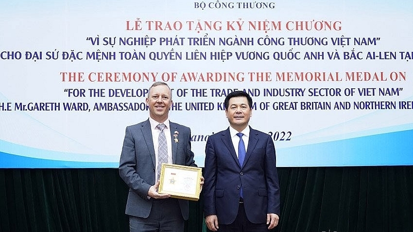 Министерство промышленности и торговли вручило  медаль послу Великобритании во Вьетнаме Гарету Уорду