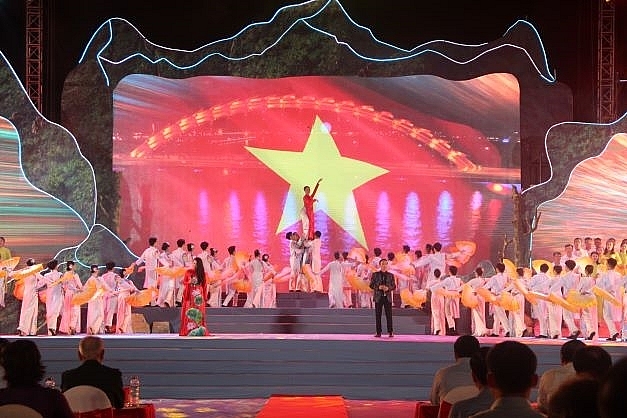 Премьер-министр Фам Минь Чинь принял участие в художественной программе «Вечная эпопея»