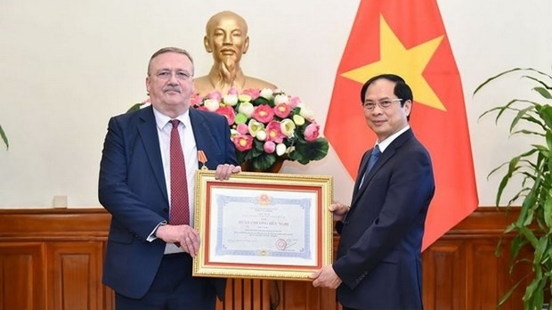 Министр иностранных дел Буй Тхань Шон вручил Орден дружбы послу Венгрии во Вьетнаме