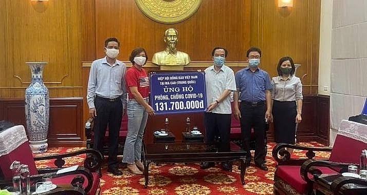 Ассоциация вьетнамских соотечественников в Макао выделила 239 млн. донгов для поддержки Родины в борьбе против COVID-19