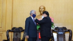 Награждение координатора ООН во Вьетнаме памятной медалью «За вклад в подготовку кадров»